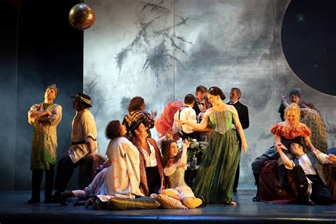  La Traviata - โศกนาฏกรรมความรักที่สานด้วยเมโลดีอันไพเราะและอารมณ์อันร้อนแรง